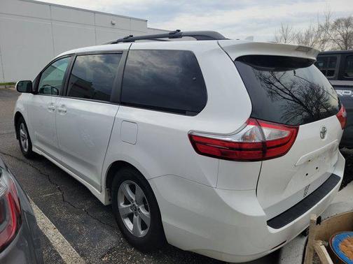 2019 Toyota Sienna LE