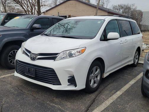 2019 Toyota Sienna LE