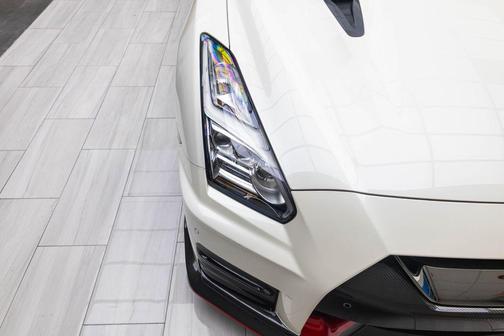 Pearl White 2018 Nissan GT-R NISMO