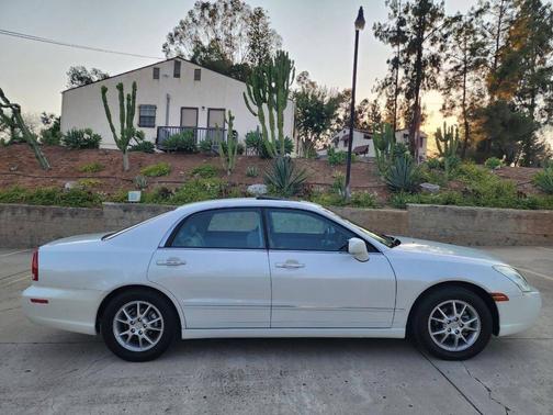 Pearl White 2004 Mitsubishi Diamante LS