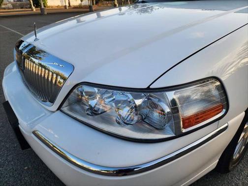 2003 Lincoln Town Car Signature