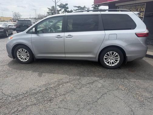 Silver Sky Metallic 2016 Toyota Sienna XLE Premium
