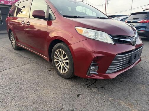 2018 Toyota Sienna XLE