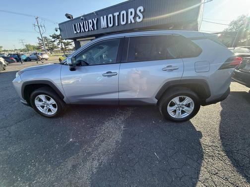 Silver Sky Metallic 2019 Toyota RAV4 XLE