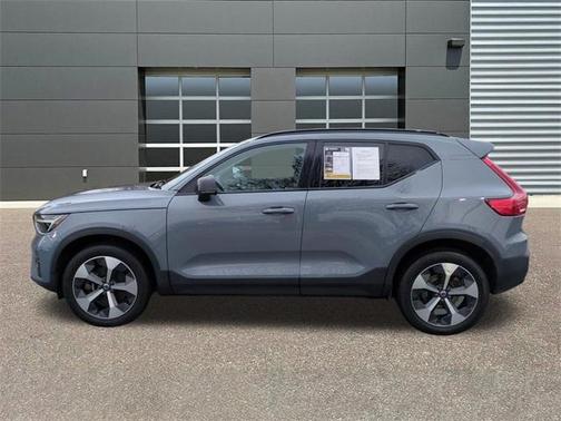 2023 Volvo XC40 B5 Plus Dark Theme