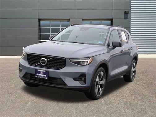 2023 Volvo XC40 B5 Plus Dark Theme