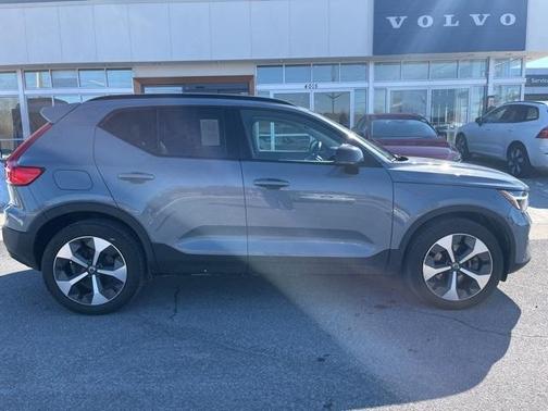 2023 Volvo XC40 B5 Plus Dark Theme