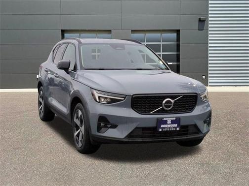 2023 Volvo XC40 B5 Plus Dark Theme