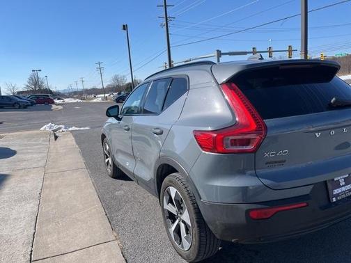 2023 Volvo XC40 B5 Plus Dark Theme