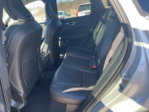 2023 Volvo XC60 B5 Ultimate Bright Theme