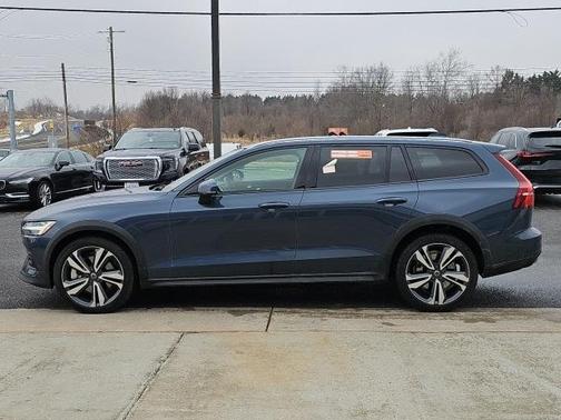 2025 Volvo V60 Cross Country B5 Plus