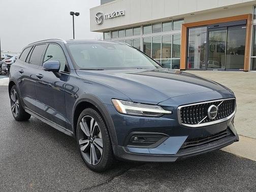 2025 Volvo V60 Cross Country B5 Plus