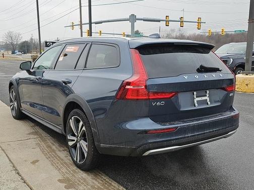 2025 Volvo V60 Cross Country B5 Plus