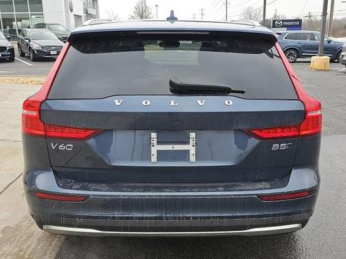 2025 Volvo V60 Cross Country B5 Plus