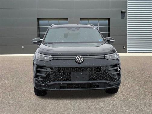 Deep Black Pearl Effect 2026 Volkswagen Tiguan 2.0T SE R-Line Black