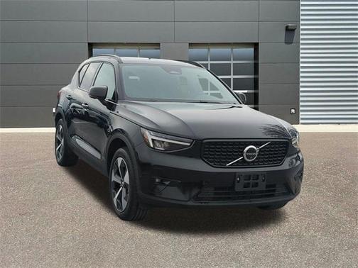 2025 Volvo XC40 B5 Plus Dark Theme