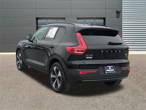 2025 Volvo XC40 B5 Plus Dark Theme