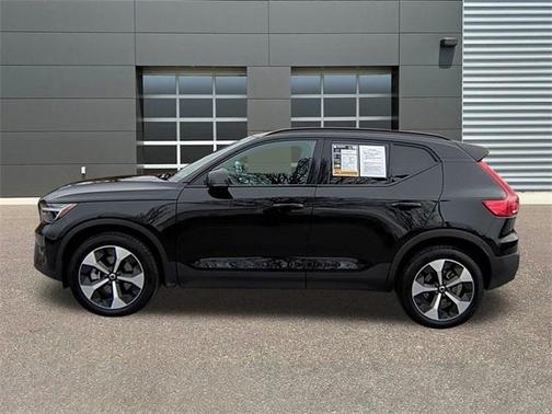 2025 Volvo XC40 B5 Plus Dark Theme