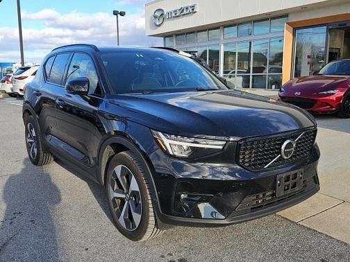 2025 Volvo XC40 B5 Plus Dark Theme