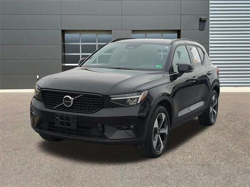 2025 Volvo XC40 B5 Plus Dark Theme