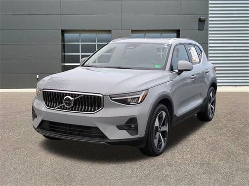 2025 Volvo XC40 B5 Plus Bright Theme