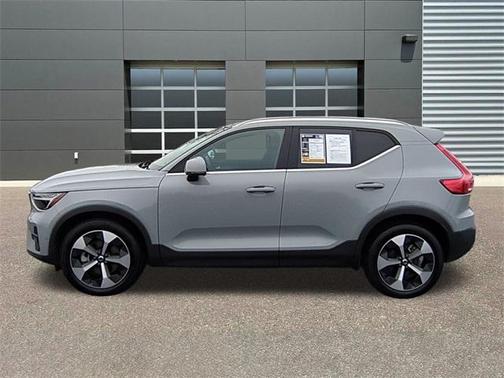 2025 Volvo XC40 B5 Plus Bright Theme