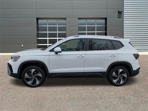 Pure White 2026 Volkswagen Taos 1.5T SE