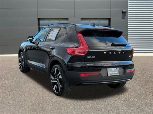 2025 Volvo XC40 B5 Plus Dark Theme