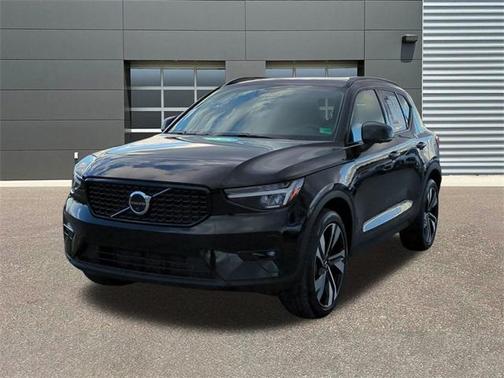 2025 Volvo XC40 B5 Plus Dark Theme