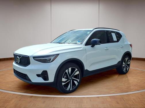 Crystal White Metallic 2024 Volvo XC40 B5 Ultimate Dark Theme