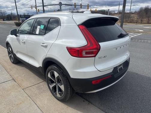 2025 Volvo XC40 B5 Plus Bright Theme