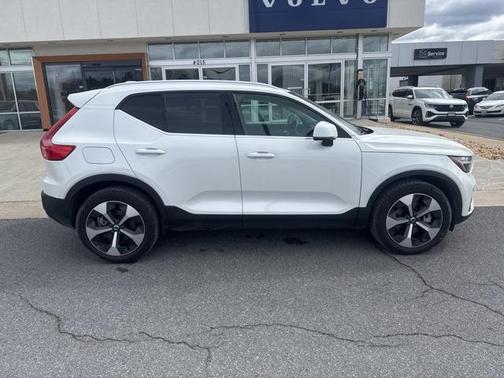 2025 Volvo XC40 B5 Plus Bright Theme