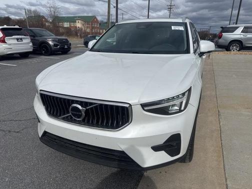 2025 Volvo XC40 B5 Plus Bright Theme