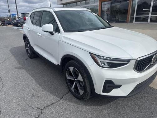 2025 Volvo XC40 B5 Plus Bright Theme
