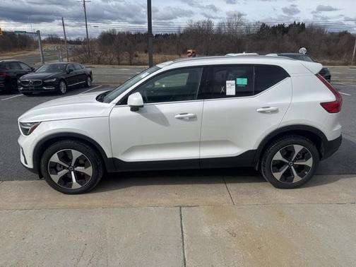2025 Volvo XC40 B5 Plus Bright Theme