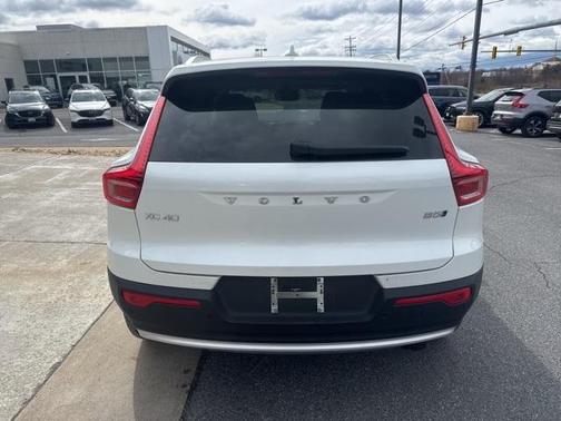 2025 Volvo XC40 B5 Plus Bright Theme