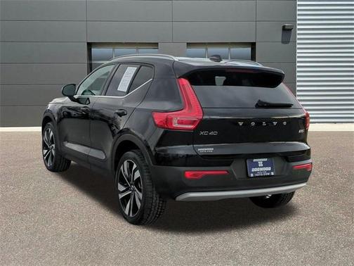 2025 Volvo XC40 B5 Plus Bright Theme