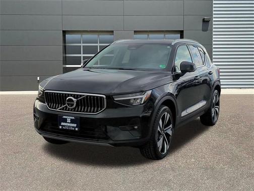 2025 Volvo XC40 B5 Plus Bright Theme