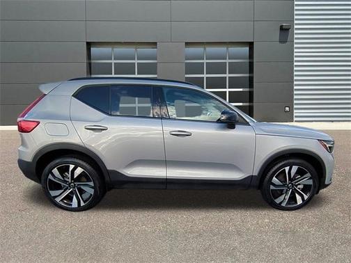 2025 Volvo XC40 B5 Plus Dark Theme