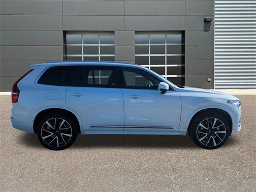 2023 Volvo XC90 B5 Plus