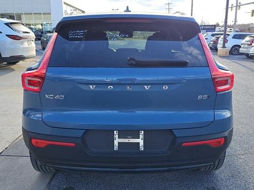 2025 Volvo XC40 B5 Plus Dark Theme