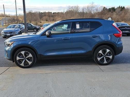 2025 Volvo XC40 B5 Plus Dark Theme