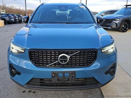 2025 Volvo XC40 B5 Plus Dark Theme