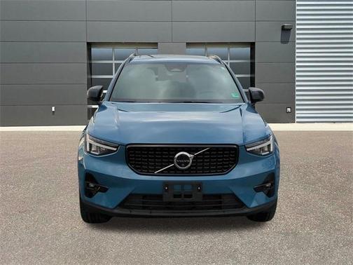 2025 Volvo XC40 B5 Plus Dark Theme