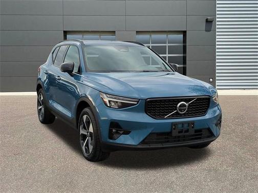 2025 Volvo XC40 B5 Plus Dark Theme