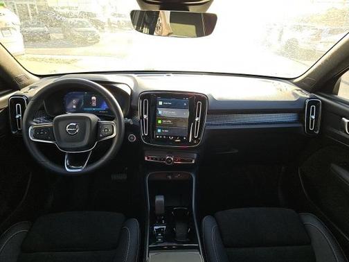 2025 Volvo XC40 B5 Plus Dark Theme