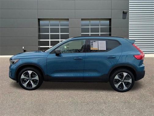 2025 Volvo XC40 B5 Plus Dark Theme