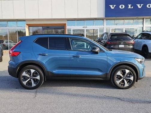 2025 Volvo XC40 B5 Plus Dark Theme
