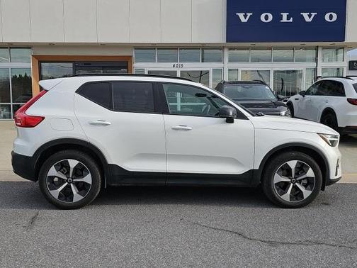 2025 Volvo XC40 B5 Plus Dark Theme