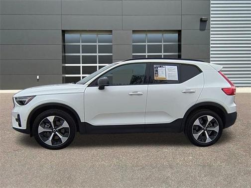 2025 Volvo XC40 B5 Plus Dark Theme